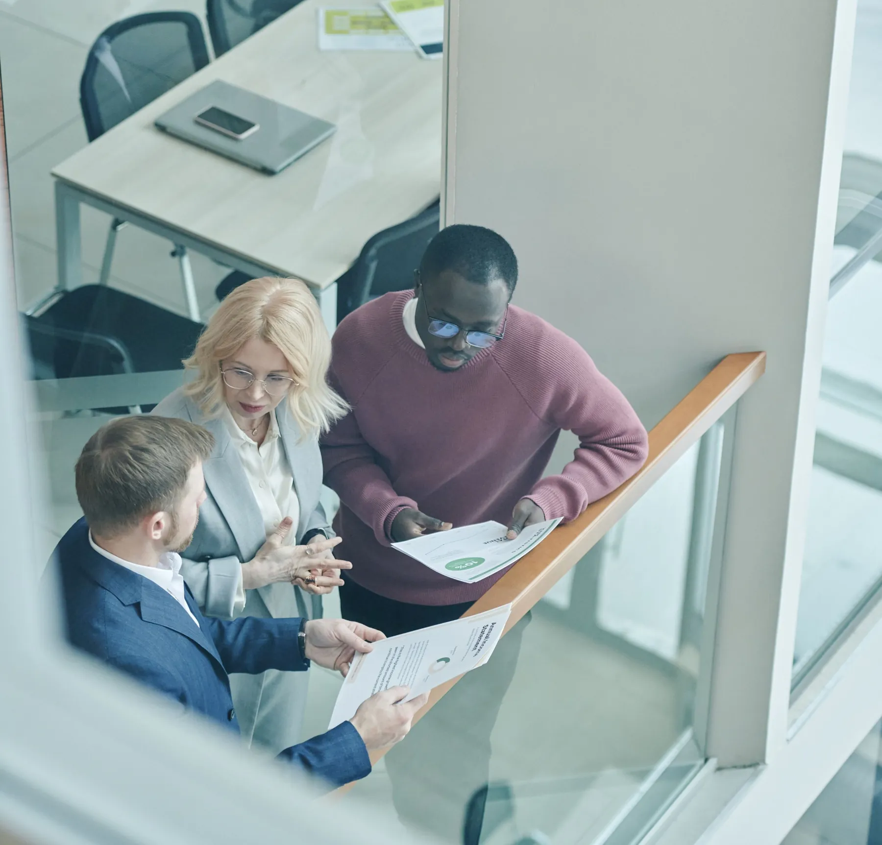 Trois professionnels examinant un rapport financier