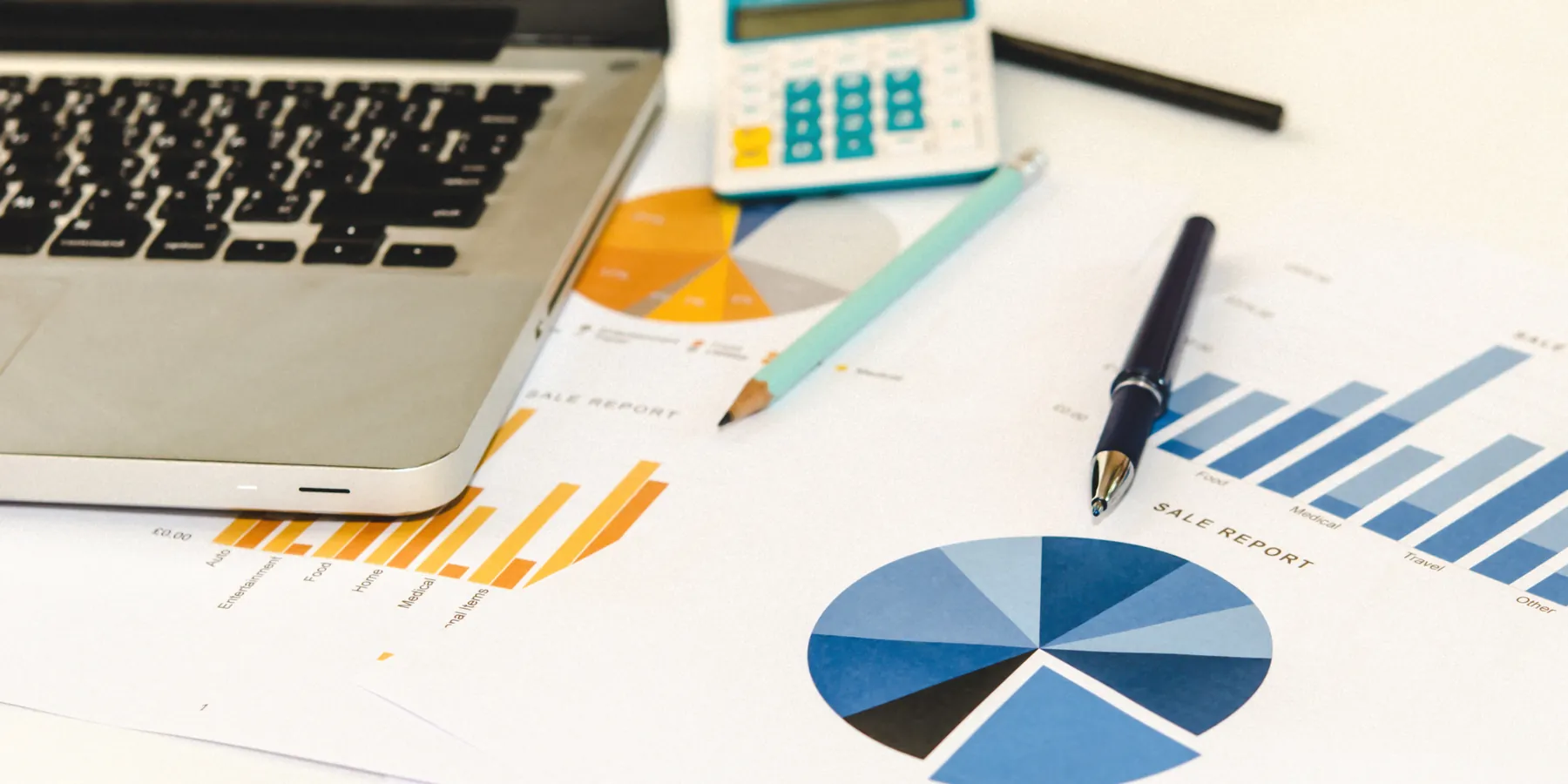 Rapports financiers, calculatrice et ordinateur