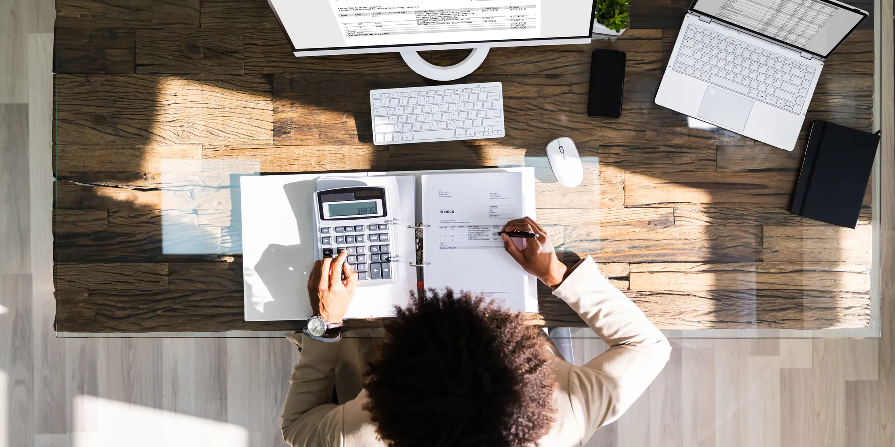 Bureau avec facture, calculatrice et ordinateurs