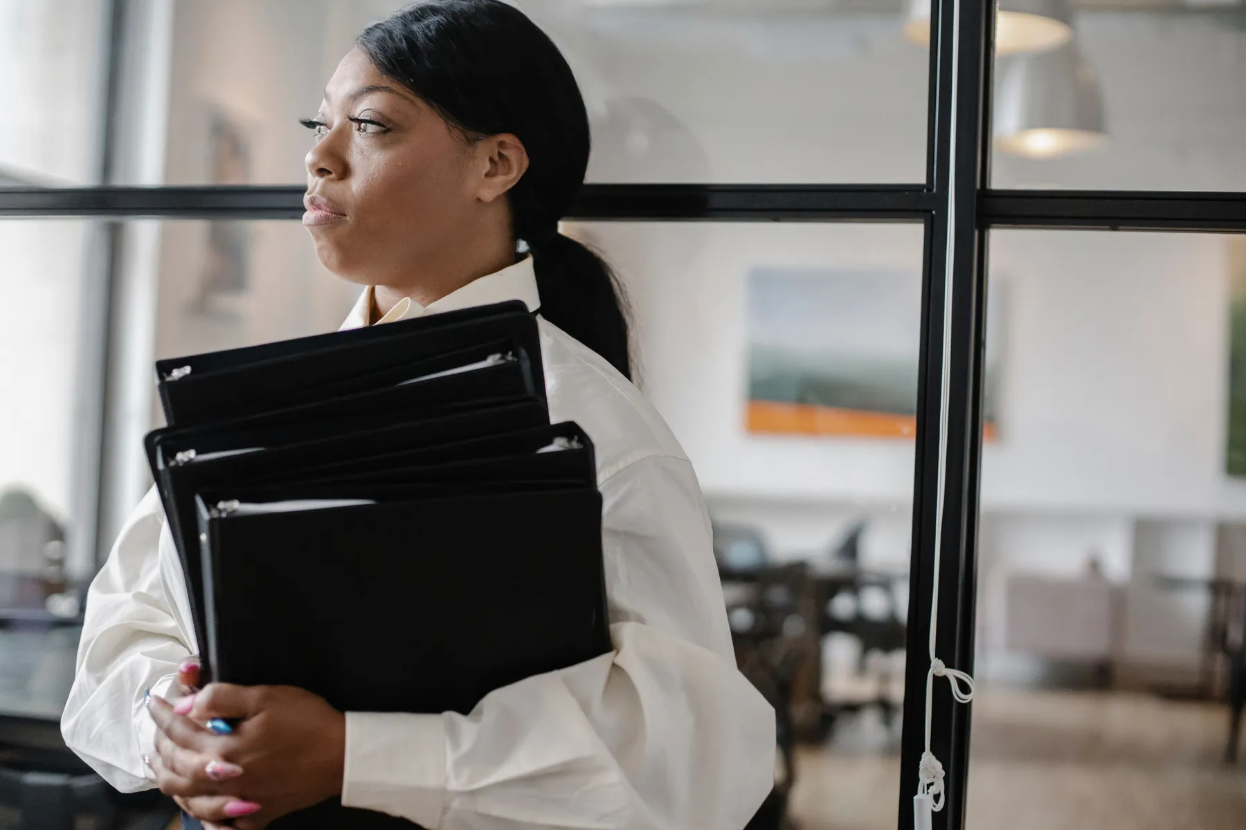 Collaboratrice tenant des classeurs de dossiers